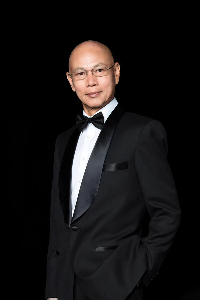 已经75岁的罗家英，至今仍在忙碌的工作中，他说他还想为行业做点儿什么。  受访者供图