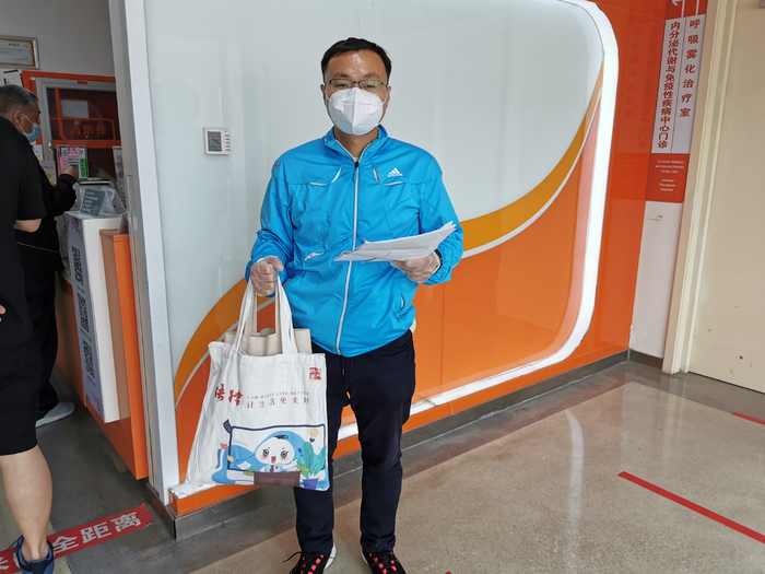 5月4日，程晓林在医院等候取药。受访者供图
