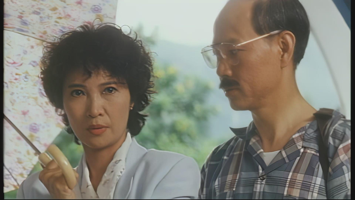 导演许鞍华亲自去邀请罗家英出演电影《女人，四十》（图为《女人，四十》剧照，主演萧芳芳、罗家英）。