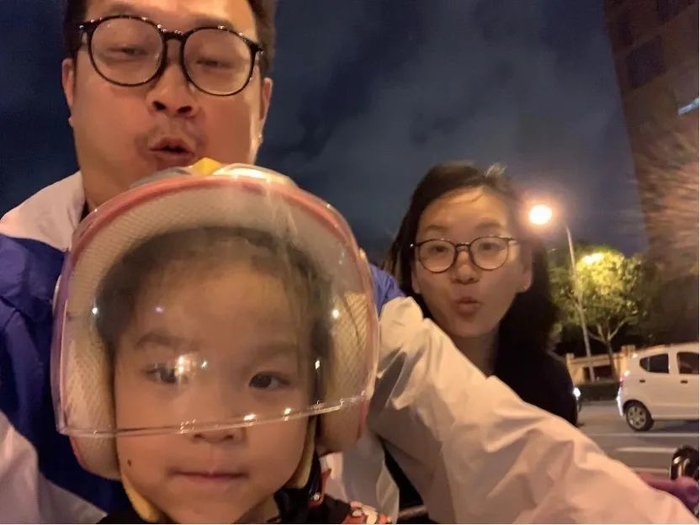 徐汇区滴滴抗疫保障车队队长 张佳及其家人