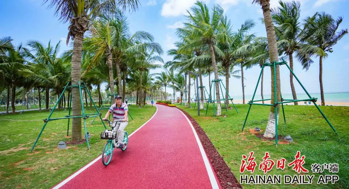 5月5日，市民在海口西海岸慢道上骑行。海南日报记者 陈元才 摄