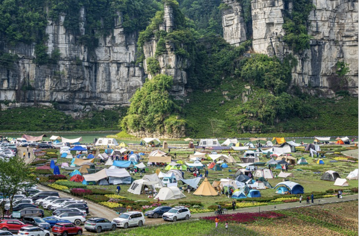 5月2日，人们在重庆市南川区万卷书台景区露营游玩。新华社发（瞿明斌摄）