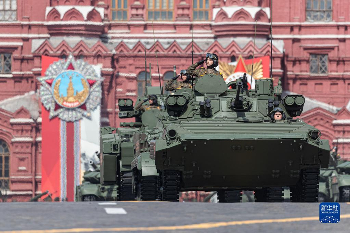 　　5月7日，在俄罗斯首都莫斯科，步兵战车编队驶过红场。新华社记者 白雪骐 摄