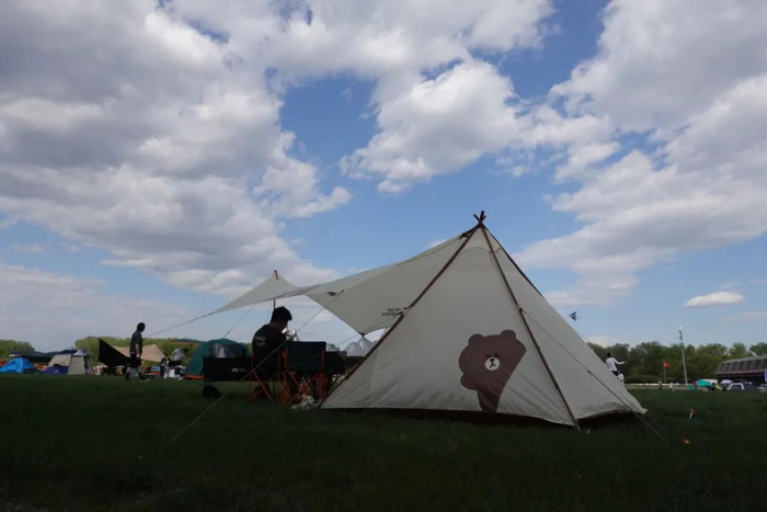 ▲5月4日，游客在奥林匹克水上公园搭帐篷享受五一假期美好时光。图/IC