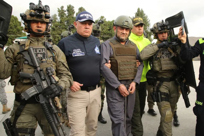 当地时间2022年5月4日，哥伦比亚波哥大军事机场，乌苏加被移交给美国警方。图/IC photo