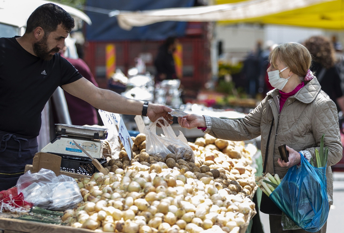 当地时间2022年5月5日，土耳其伊斯坦布尔，民众在市场购物，该国通货膨胀已达到20年来最高水平。图/IC photo