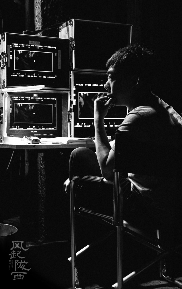 电视剧《风起陇西》片场，导演路阳正端坐在监视器前。｜受访者供图