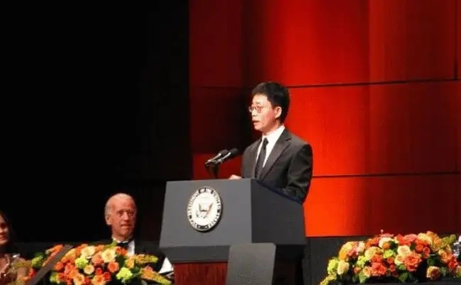 黄西在白宫记协晚宴表演脱口秀