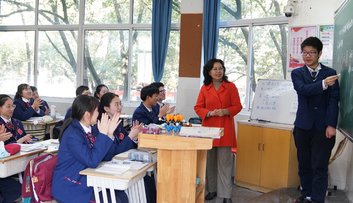 上海市特级教师、吴淞中学高三化学老师李玲和学生在课堂。