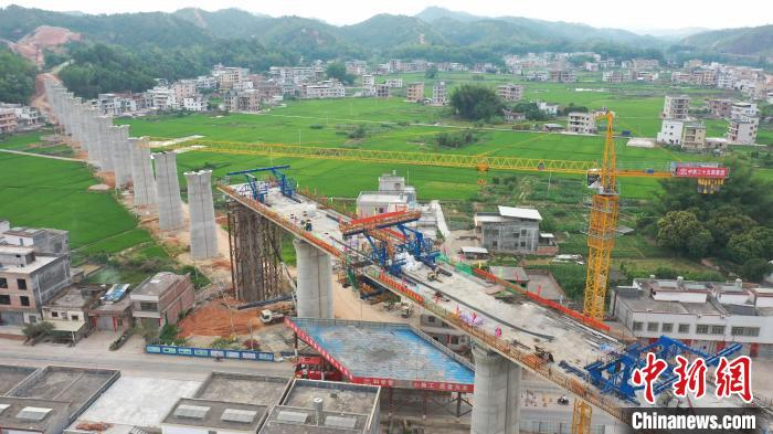梅龙铁路清溪跨G205国道连续梁施工现场 邹佳兴 摄