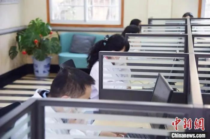 资料图：湖南省精神医学中心向全国开通新冠肺炎心理咨询服务。付敬懿 摄