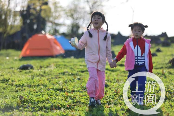 ▲带孩子亲近自然   李俊 摄