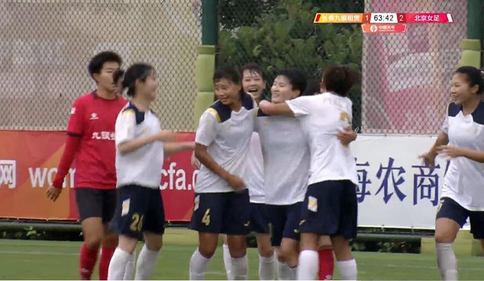 王珊珊（右三）打入一球，帮助球队3比1领先。直播视频截图