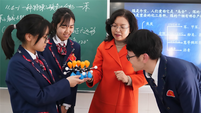 上海市特级教师、吴淞中学高三化学老师李玲和学生们 本文图片均为受访者供图