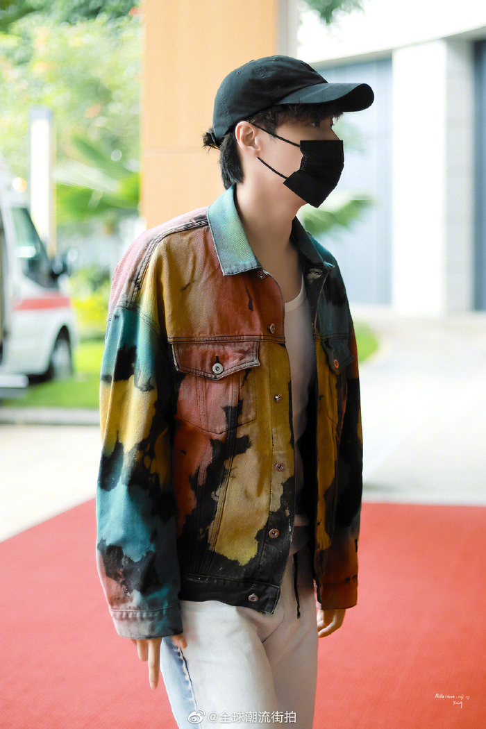 张艺兴最新街拍私服更新缤纷扎染外套搭配拼接双色牛仔裤
