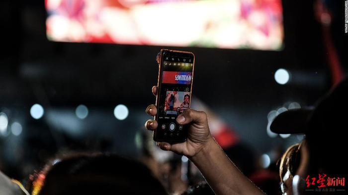 ▲小马科斯积极地利用社交媒体吸引年轻选民