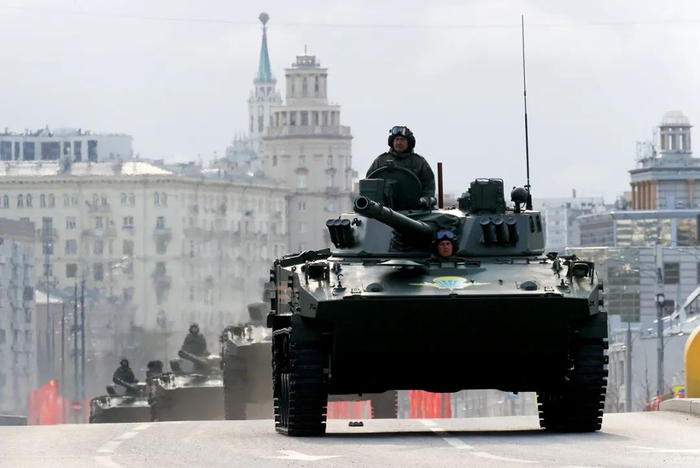 当地时间2022年5月9日，俄罗斯莫斯科， BTR-MDM Rakushka 装甲运兵车参加检阅。