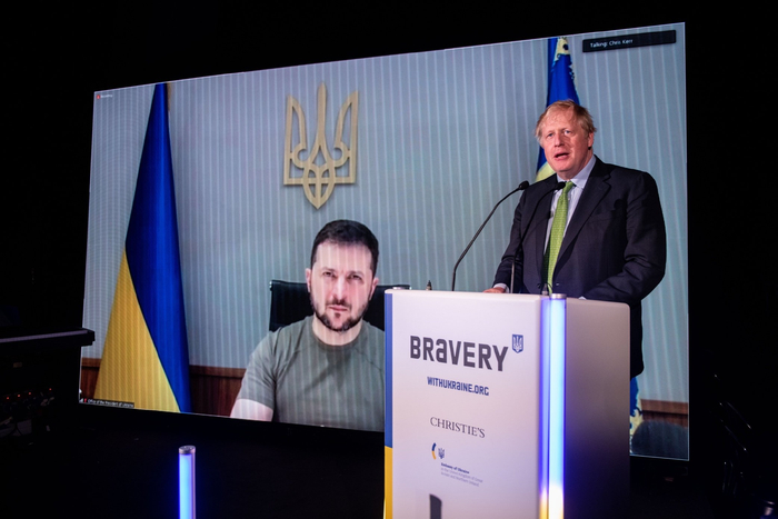 英国首相约翰逊与乌克兰总统泽连斯基通话讨论提供远程武器。图片来源：视觉中国 