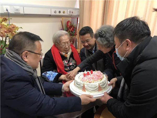 2021年，上影集团为秦怡庆生