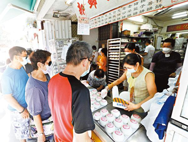 长洲太平清醮连续第三年取消抢包山比赛，今年因疫情原因平安包只会派发予长洲居民。 资料图：香港文汇报