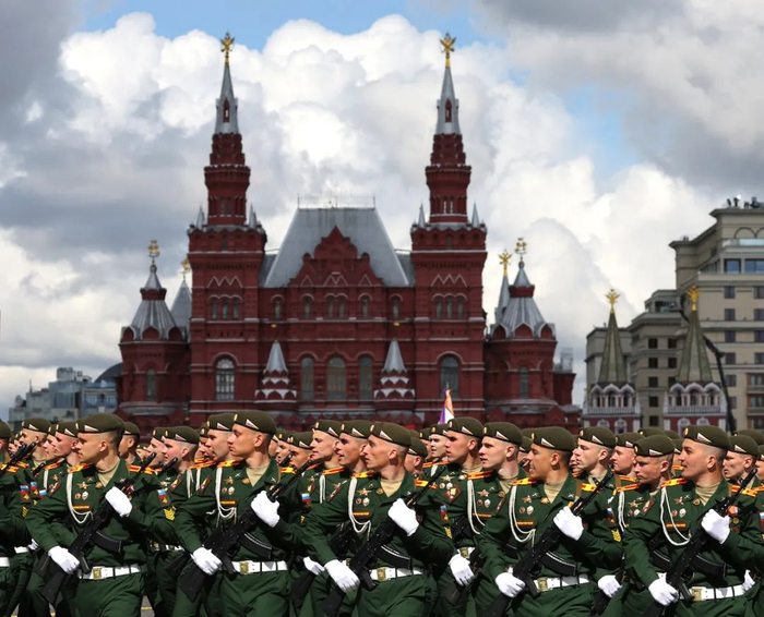 当地时间2022年5月9日，俄罗斯莫斯科，军人方阵接受检阅。