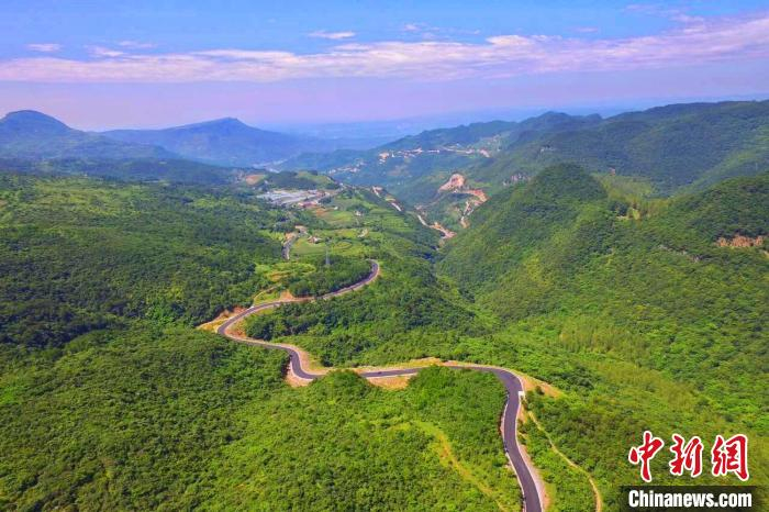 农村公路串起绿水青山。　张国荣 摄