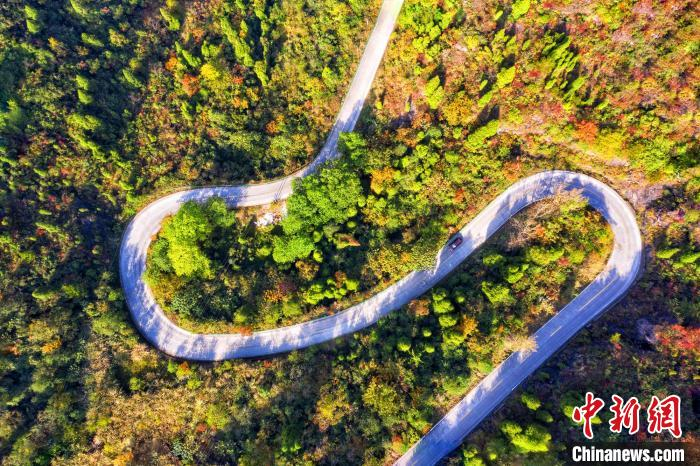 “四好农村路”遍布村组，连接城乡。　李重庆 摄