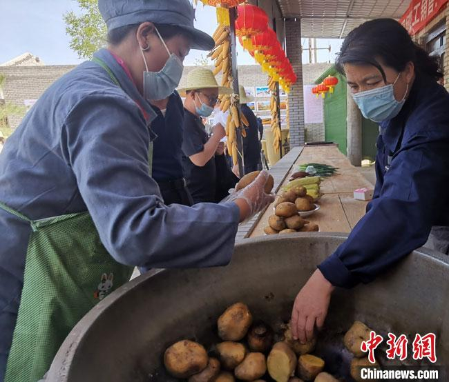图为4月底，“红军村”风味美食街上的特色杂粮美食。　冯志军 摄