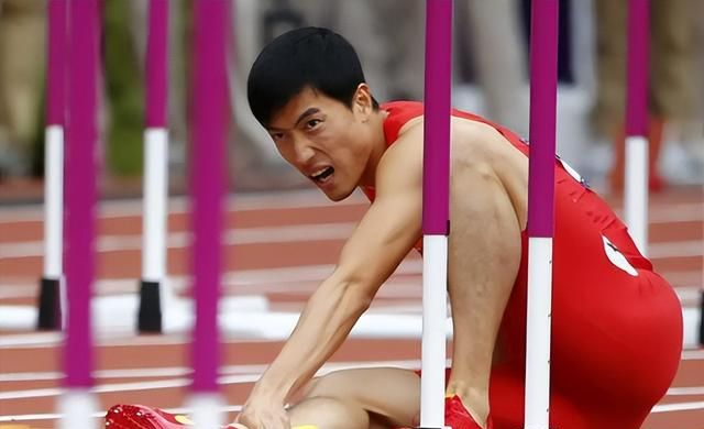刘翔退役后转型成功!如今当模特亮相走秀舞台,又高又帅魅力十足|时尚|飞人|国家队|道歉|世界冠军_新浪体育_新浪新闻