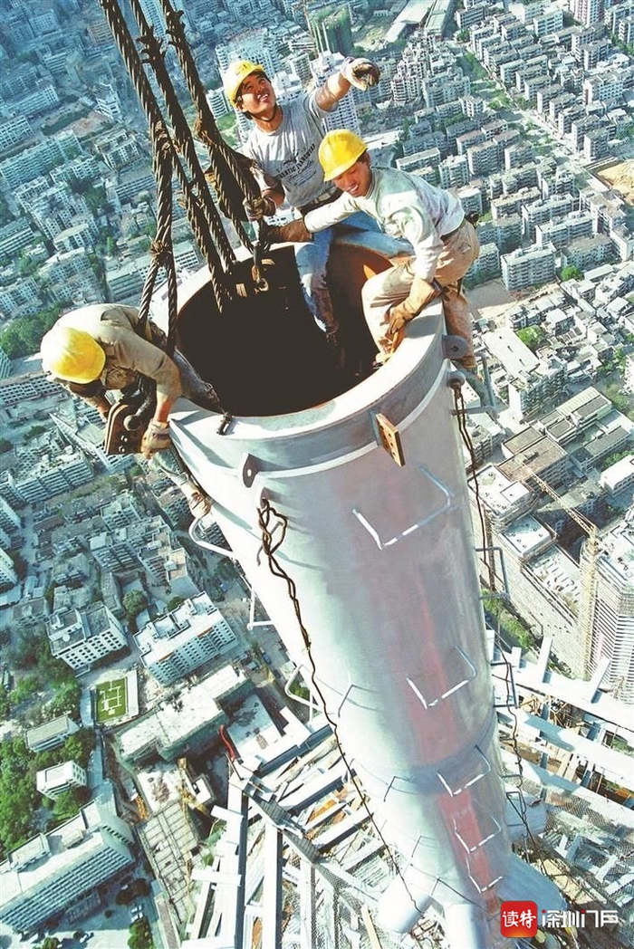 1995年6月3日上午，地王大厦“塔杆吊装”的瞬间。许光明 摄