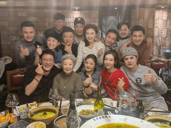 田小洁与中戏同学于震、于小伟等重聚。  图片来自其微博