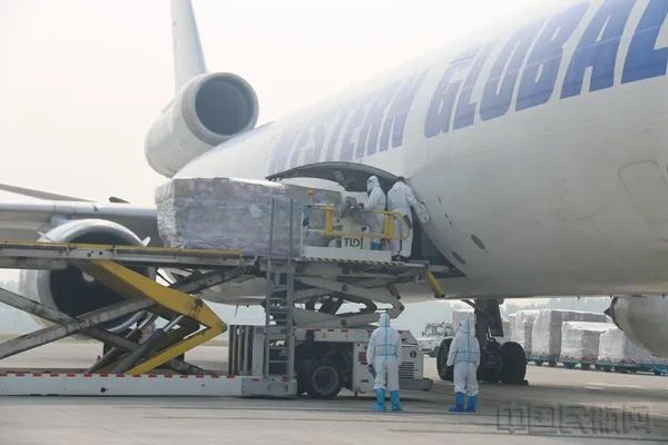 “五一”小长假期间，山东辖区9个运输机场共保障航空货物运输1764.8吨（山东监管局供图）