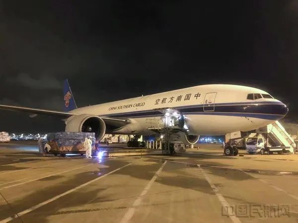 货物正在装载中（南航供图）