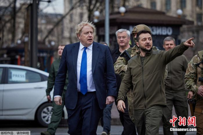 当地时间4月9日，英国首相约翰逊与乌克兰总统泽连斯基在安保人员的跟随下，一同走过基辅街道，穿过空荡荡的基辅市中心。