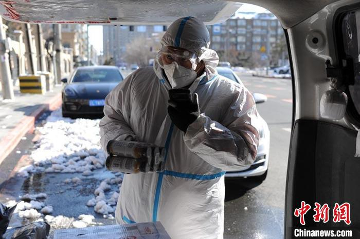 快递员通过电话联系收件人。　刘栋 摄
