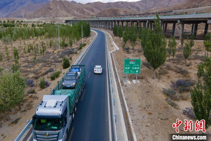 图为5月2日，货运车辆在国道318线日喀则段通行。西藏交通部门称，下一步将开放其它高等级公路。　江飞波 摄
