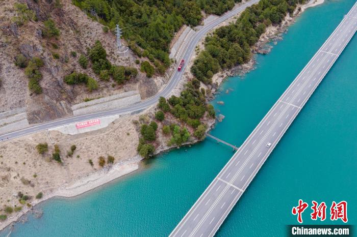 图为5月8日，G4218林芝至拉萨高等级公路多布湖路段。　江飞波 摄