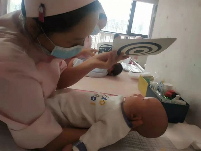 正在给宝宝做视力训练的堂姐