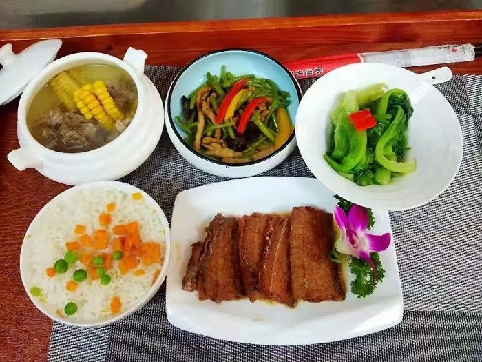 月子中心提供的月子餐，荤素搭配