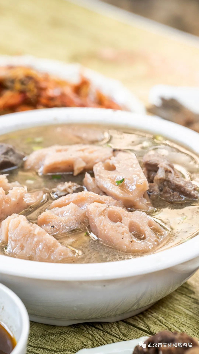 ○莲花湖泥土肥沃，又因汉江多次改道洪水泛滥，矿物质淤积，莲藕越长越好。