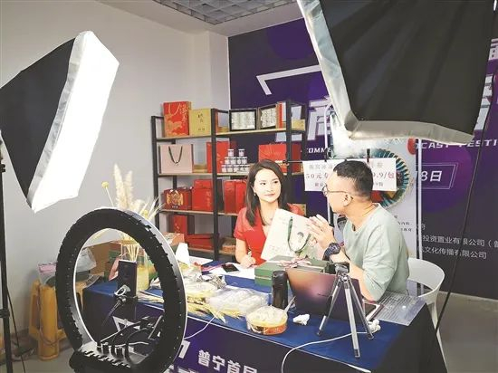 主播在直播间销售揭阳特色产品