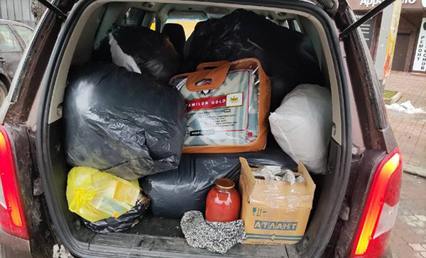 今年三·八妇女节，卡丽娜向顿巴斯前线民兵运送物资。