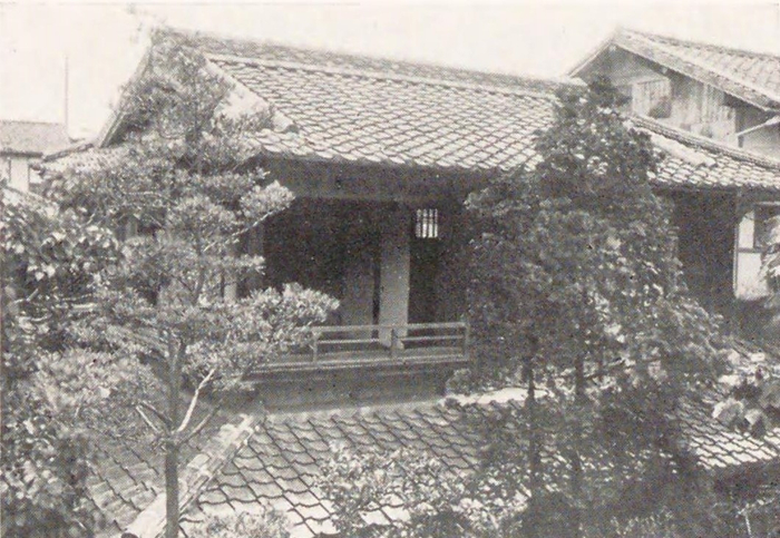 漱石当年寓居的“愚陀佛庵”，烧毁前的旧照。     维基百科 图
