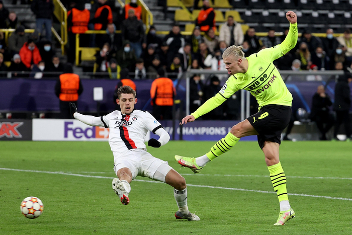 欧冠联赛，哈兰德13场攻入15球。  图/新华社