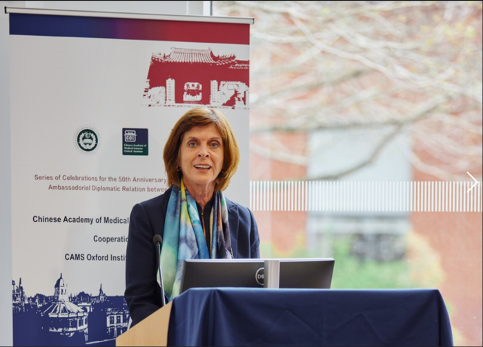 牛津大学校长路易斯·理查德森致辞