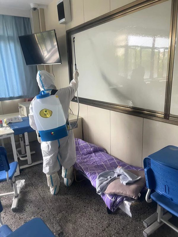 教室内消杀&nbsp;&nbsp;本文图片均为&nbsp;受访者&nbsp;供图