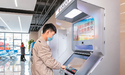 近年来，内蒙古自治区呼和浩特市玉泉区将社保、公积金等自助服务终端纳入政务服务大厅，打造“7×24小时政务服务自助超市”，方便企业和市民全天候“自助办、随时办、立等可取”。图为日前市民在玉泉区“24小时政务服务自助超市”自助办理住房公积金业务。&nbsp;丁根厚摄（人民视觉）