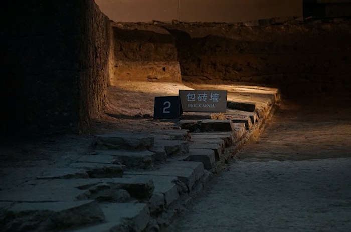 南京六朝博物馆展陈的夯土包砖的六朝时建康城的城墙