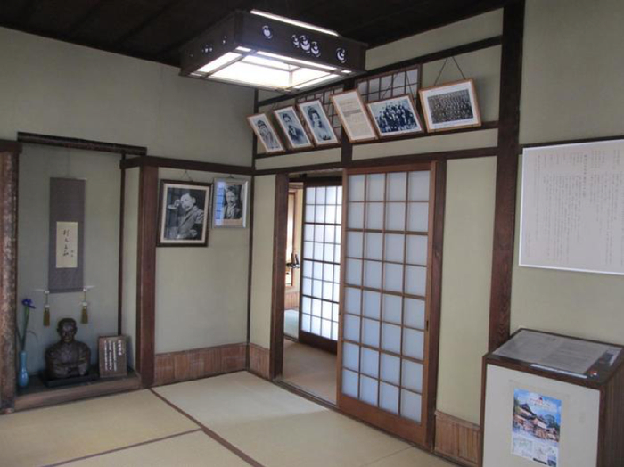 温泉内挂有漱石照片的房间。  