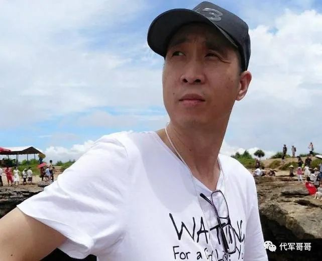 据说韩兆是在当兵的时候爱上了女兵李丽君,为了讨其欢心在雨里为她